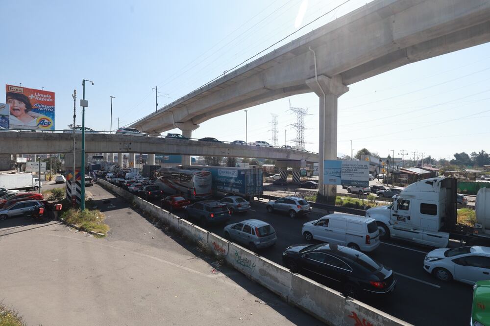 Suman casi 7 horas de bloqueo en la carretera México-Toluca, en dirección a la CDMX, en protesta por la desaparición de personas. (Foto: Alejandro Vargas/ EL UNIVERSAL)