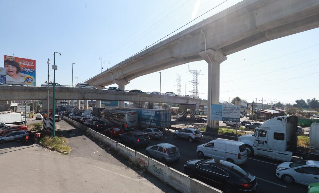 Suman casi 7 horas de bloqueo en la carretera México-Toluca, en dirección a la CDMX, en protesta por la desaparición de personas. (Foto: Alejandro Vargas/ EL UNIVERSAL)