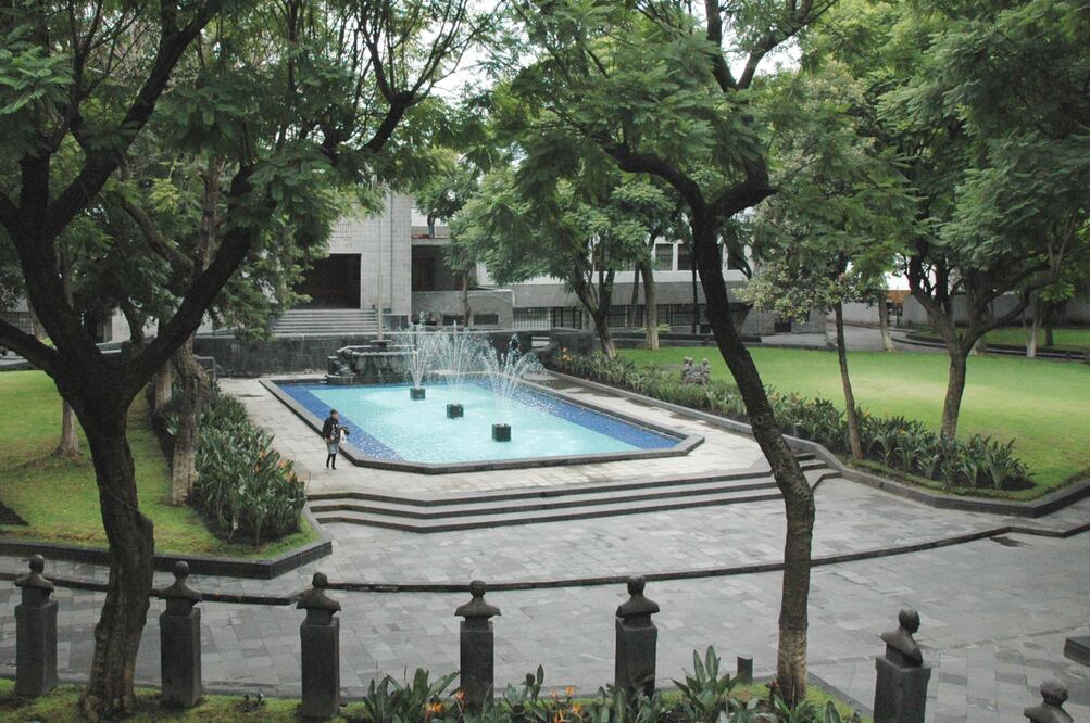 Panorámica de una parte del interior de la Secretaría de Salud, año 2016. Este hermoso edificio se encuentra muy cerca de la que popularmente se conoce como la “suavicrema y de una moderna torre, propiedad de una famosa institución bancaria, sobre Reforma y la calle de Lieja. Archivo EL UNIVERSAL.
