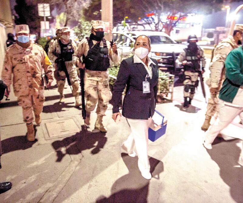 La noche del martes llegaron 9 mil 750 dosis y ayer comenzaron con la aplicación simbólica a cinco empleados de Salud. Foto: OMAR MARTÍNEZ. CUARTOSCURO