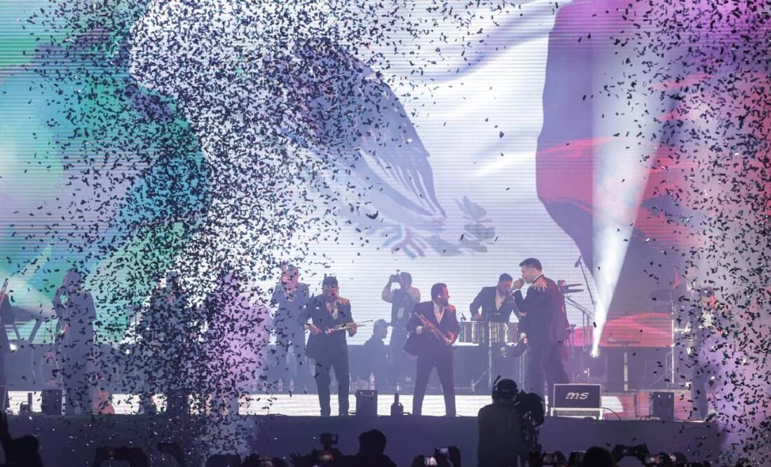 La agrupación puso a bailar y cantar a miles de mexicanos que se dieron cita para celebrar el Grito de Independencia. Foto: Gabriel Pano/ EL UNIVERSAL.