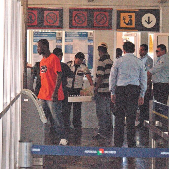 En los aeropuertos de Cancún y la Ciudad de México, los agentes de migración, pese a que visitantes llevan documentos, no los dejan ingresar. ARCHIVO EL UNIVERSAL