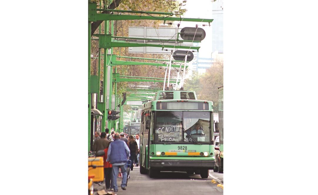 Características. Las unidades tendrán capacidad para 90 pasajeros y estarán equipadas con una batería para darle autonomía de 10 kilómetros sin estar conectadas al cableado del corredor Cero Emisiones. (ARCHIVO EL UNIVERSAL)