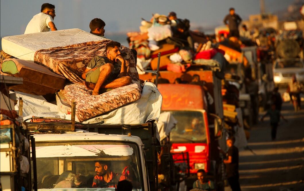 Palestinos continúan con la evacuación de la Ciudad de Gaza tras los intensos bombardeos del ejército israelí, el jueves 24 de septiembre de 2025. Foto: AFP