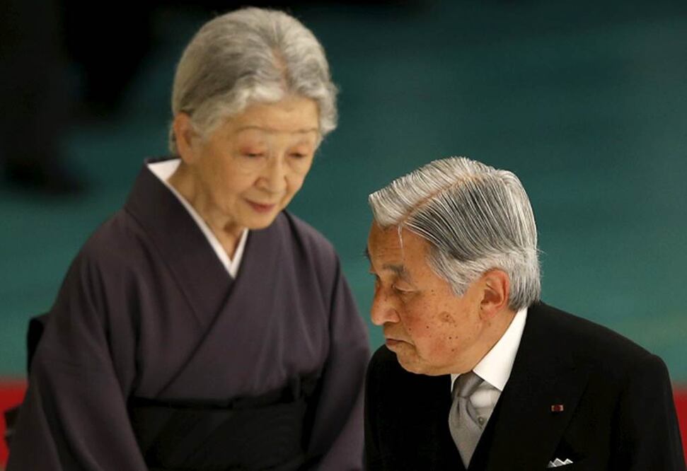 El emperador Akihito (d) asistió a la ceremonia que se celebró en Tokio para conmemorar la rendición de Japón, el 15 de agosto de 1945, que puso fin a la Segunda Guerra Mundial (REUTERS)