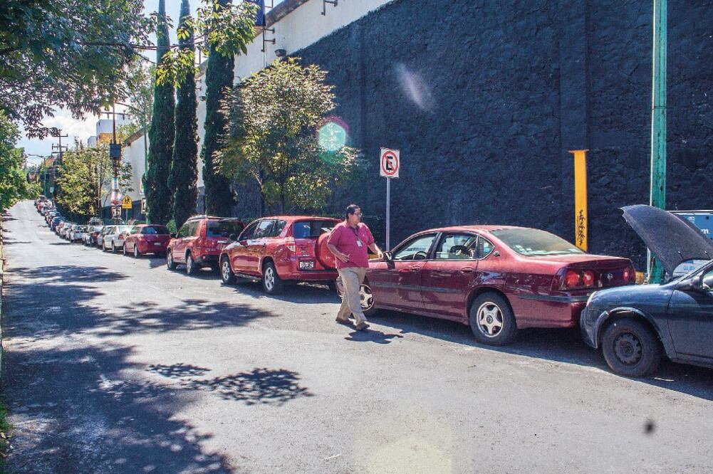 Desde su apertura, la plaza ubicada en Coyoacán, ha ocasionado mayor congestión vial. El lugar cuenta con 2 mil 300 cajones de estacionamiento autorizados (GERMÁN ESPINOSA. EL UNIVERSAL)