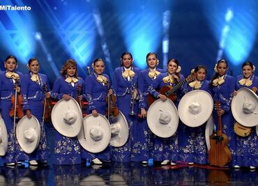 Mariachi femenino cantando en inglés divide opiniones
