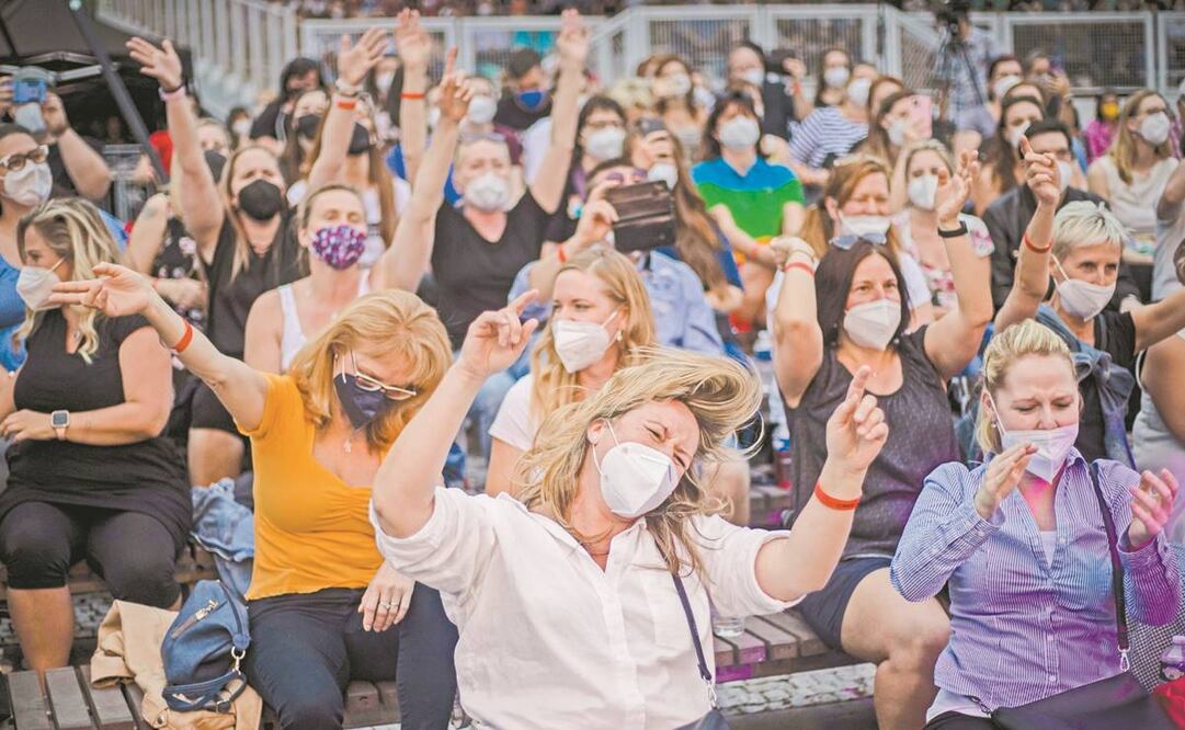 Unas 2 mil 500 personas que dieron negativo al Covid-19 asistieron a un concierto en República Checa. Foto: Martin Divisek/ EFE.