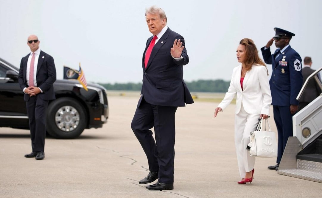 El presidente estadounidense, a su llegada al Aeropuerto Internacional del condado de Oakland, en Waterford Township, Michigan. FOTO: AFP