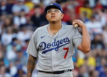 Julio Urías es acusado de cinco cargos menores en Estados Unidos