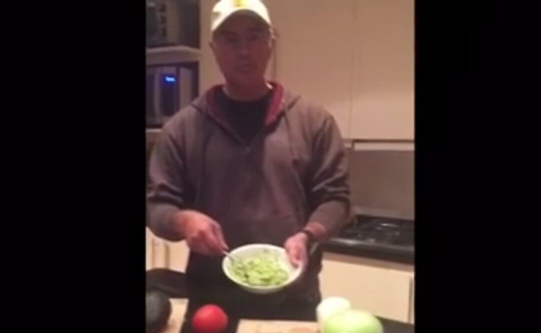 En un video en su cuenta de Facebook, el secretario mostró la manera en que prepara la salsa. (Foto: Tomada de video)