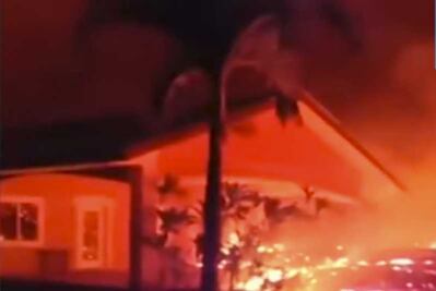 Captan momento en que el río de lava del volcán Kilauea incendia algunas casas