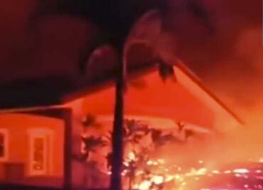 Captan momento en que el río de lava del volcán Kilauea incendia algunas casas