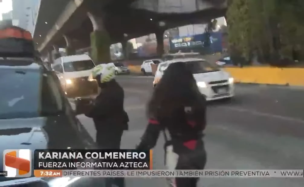 La reportera de TV Azteca, Kariana Colmenero, intentó cuestionar al policía de tránsito, quien se echó a correr para huir del lugar. Foto: TV Azteca