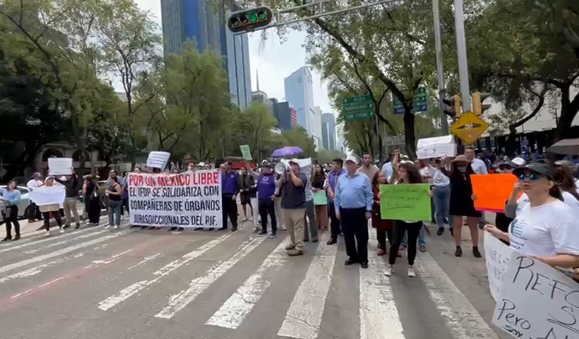 Trabajadores del Poder Judicial protestan frente al Senado. Foto: captura de pantalla