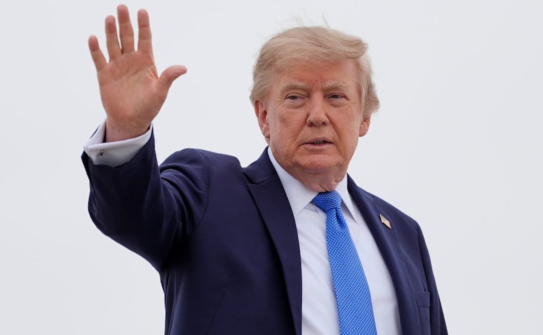 El presidente Donald Trump saluda mientras aborda el Air Force One, el viernes 14 de agosto de 2026, en la Base Conjunta Andrews, Maryland. Foto: AP