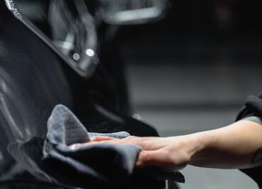 Cómo eliminar los rayones de un auto negro