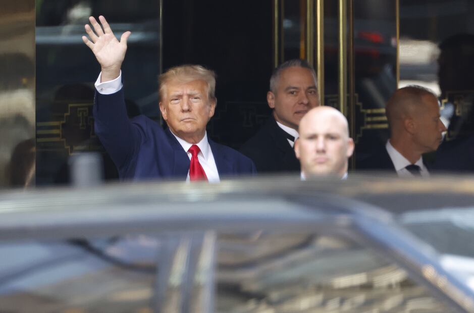 El expresidente estadounidense Donald J. Trump abandona Trump Tower para dirigirse al Tribunal Penal de Nueva York en Nueva York. Foto: EFE