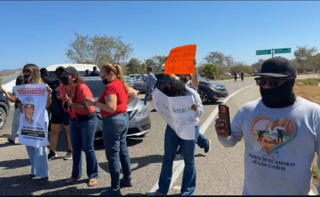Familiares de joven desaparecido en BCS bloquean accesos al Aeropuerto de San José del Cabo (23/03/2026). Foto: Especial