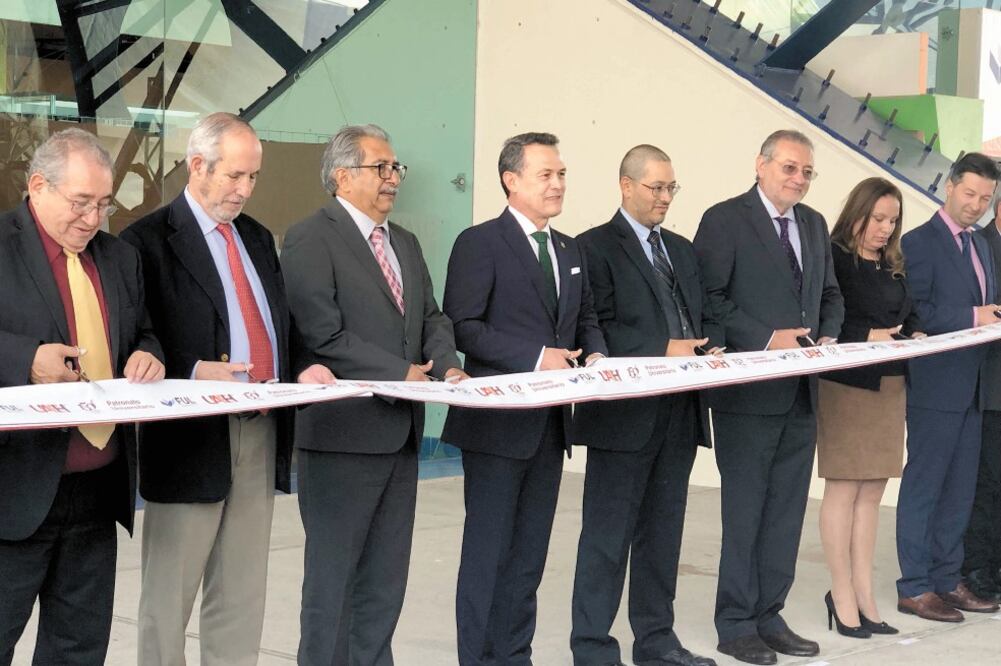 Atilano Rodríguez, secretario de Educación del Estado, y Adolfo Pontigo, rector de la UAEH. Foto/Dinorath Mota. El Universal
