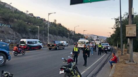 Familiares de taxista bloquean autopista