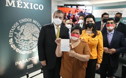Entrega SRE primer pasaporte electrónico en México