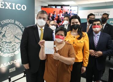 Entrega SRE primer pasaporte electrónico en México