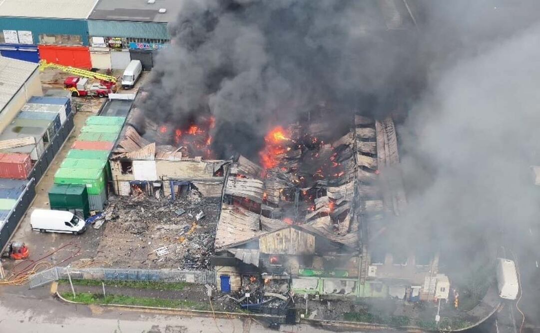 Los bomberos continúan respondiendo al grave incidente en Southall. Una escuela y un bloque de viviendas cercanos han sido evacuados como medida de precaución mientras los equipos responden. Foto: X @LondonFire