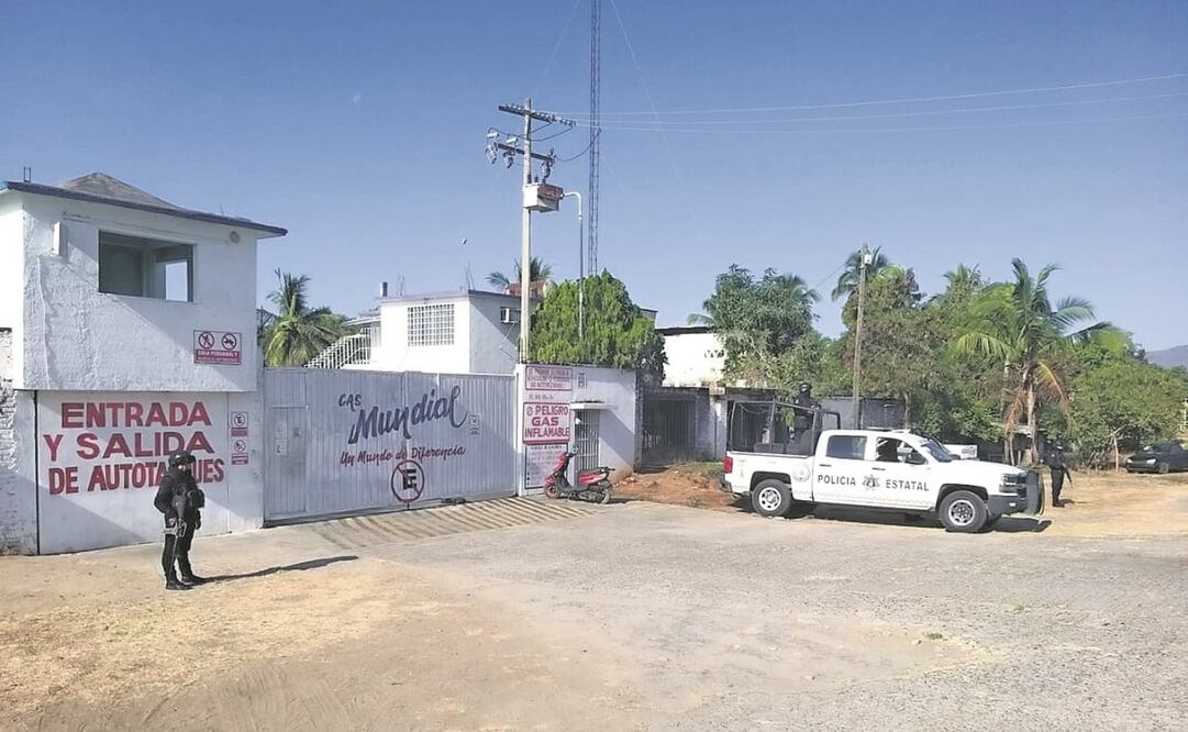 Las autoridades en seguridad resguardan las instalaciones y los recorridos de los camiones repartidores. Foto: ESPECIAL