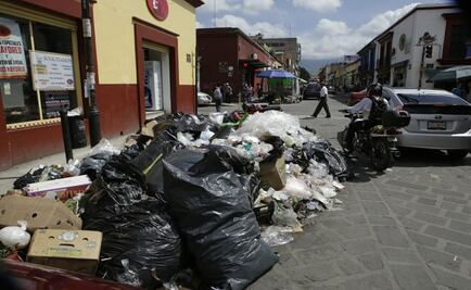 Oaxaca cumple 9 días con basura acumulada en calles