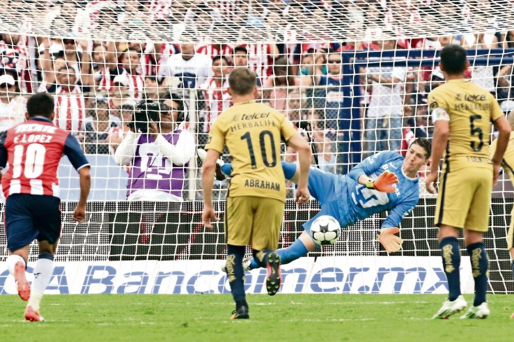 Alejandro “P ikolín” Palacios tuvo una grata actuación en el debut de los auriazules en CU y evitó que los ataques del Guadalajara hicieran daño (LUIS CORTÉS. EL UNIVERSAL)