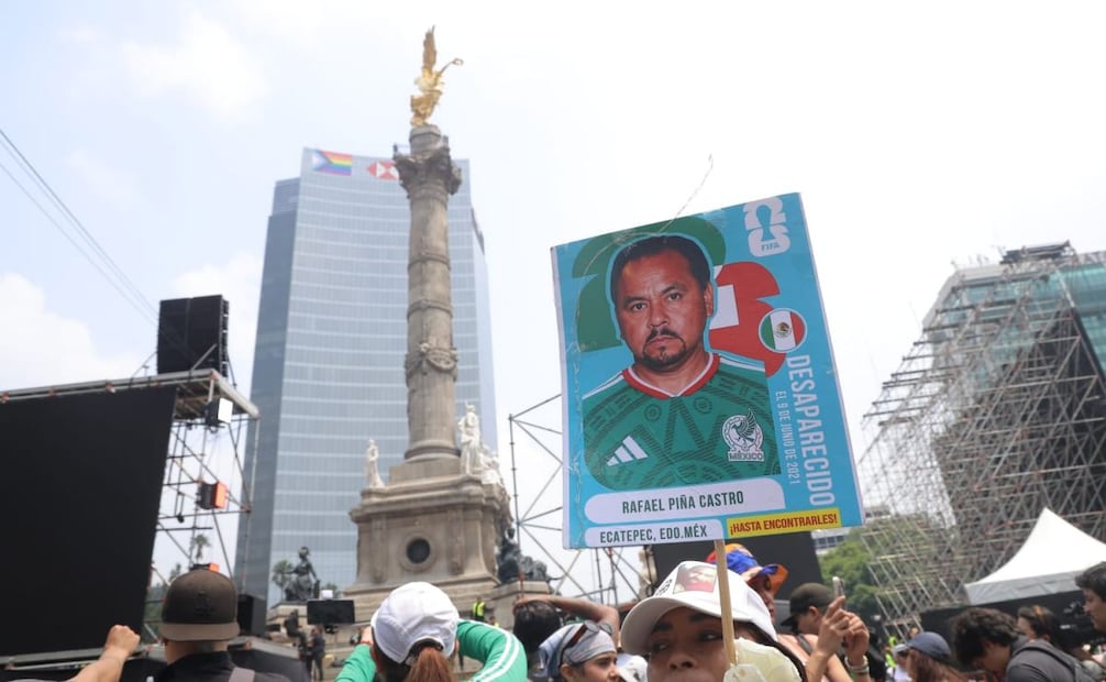 A unas horas del partido de México contra Inglaterra, Colectivos de familias buscadoras marcharon desde la Estela de Luz hasta la Glorieta de los Desaparecidos (05/07/2026). Foto: Gabriel Pano/ EL UNIVERSAL
