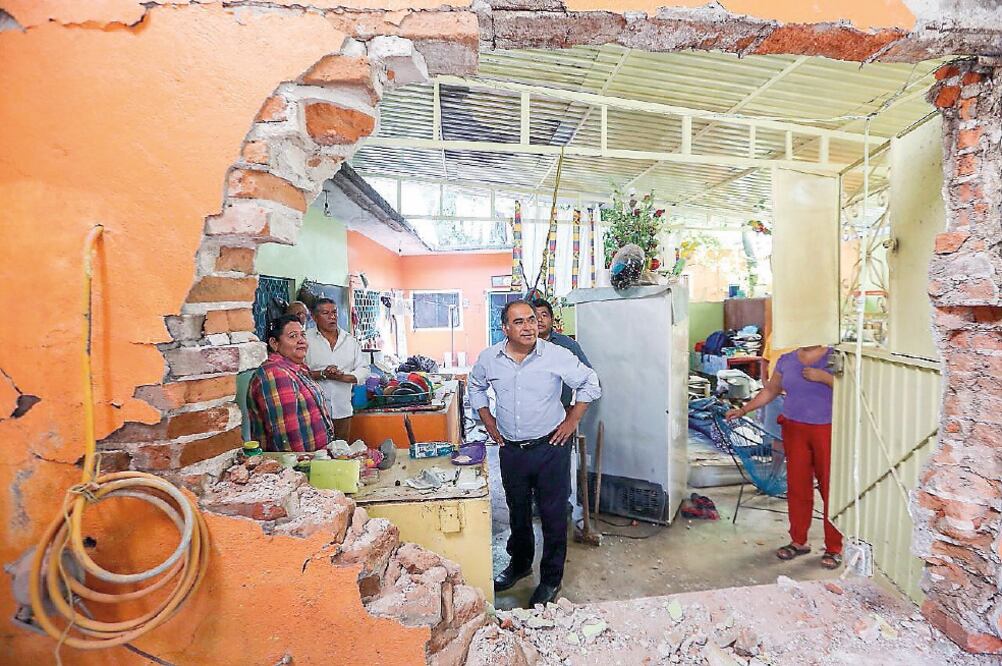 Revisión. El gobernador Héctor Astudillo constató los daños que dejó el sismo del martes pasado. (ESPECIAL)