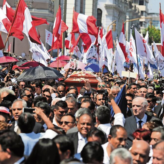 féretro con el cuerpo del presidente Alan García fue acompañado por sus fieles y familiares durante 12 cuadras, desde la Casa del Pueblo, hasta la plaza San Martín, donde recibió un homenaje póstumo. GUADALUPE PARDO. REUTERS