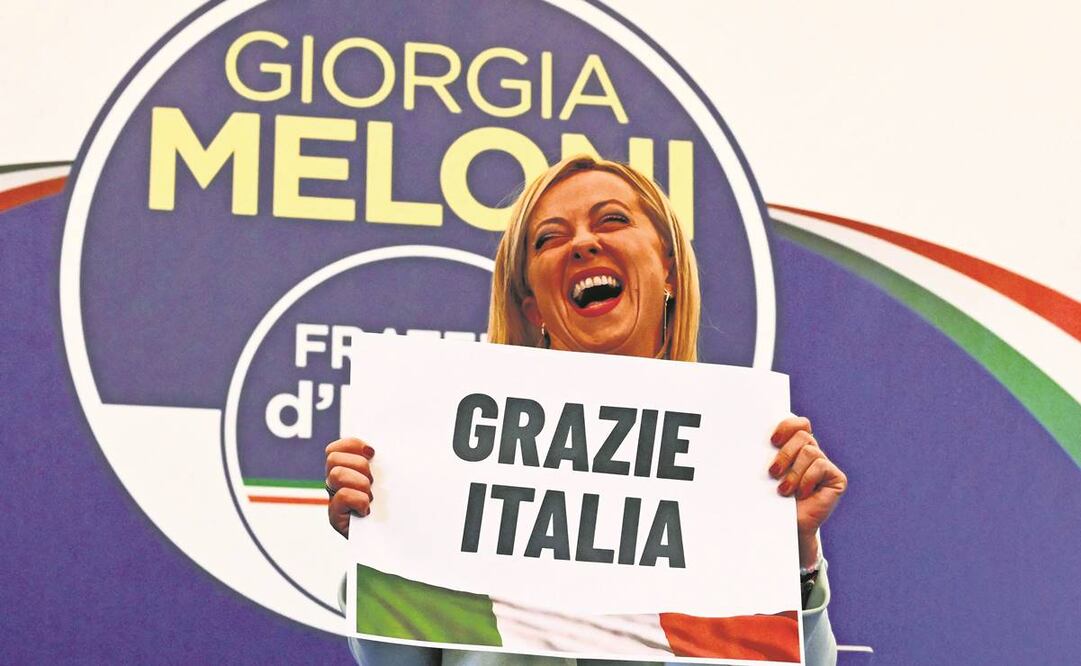 Giorgia Meloni, líder del partido de extrema derecha Hermanos de Italia, con un cartel que dice “Gracias Italia” después de ganar los comicios. Foto: Andreas Solaro/ AFP.