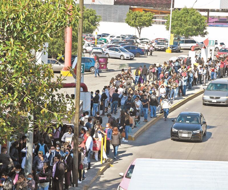 Personal médico se dio cita ayer en la sede del sindicato de trabajadores del IMSS en la colonia Simón Bolívar de la alcaldía Venustiano Carranza en busca de una plaza. Foto: ARMANDO MARTÍNEZ. EL UNIVERSAL