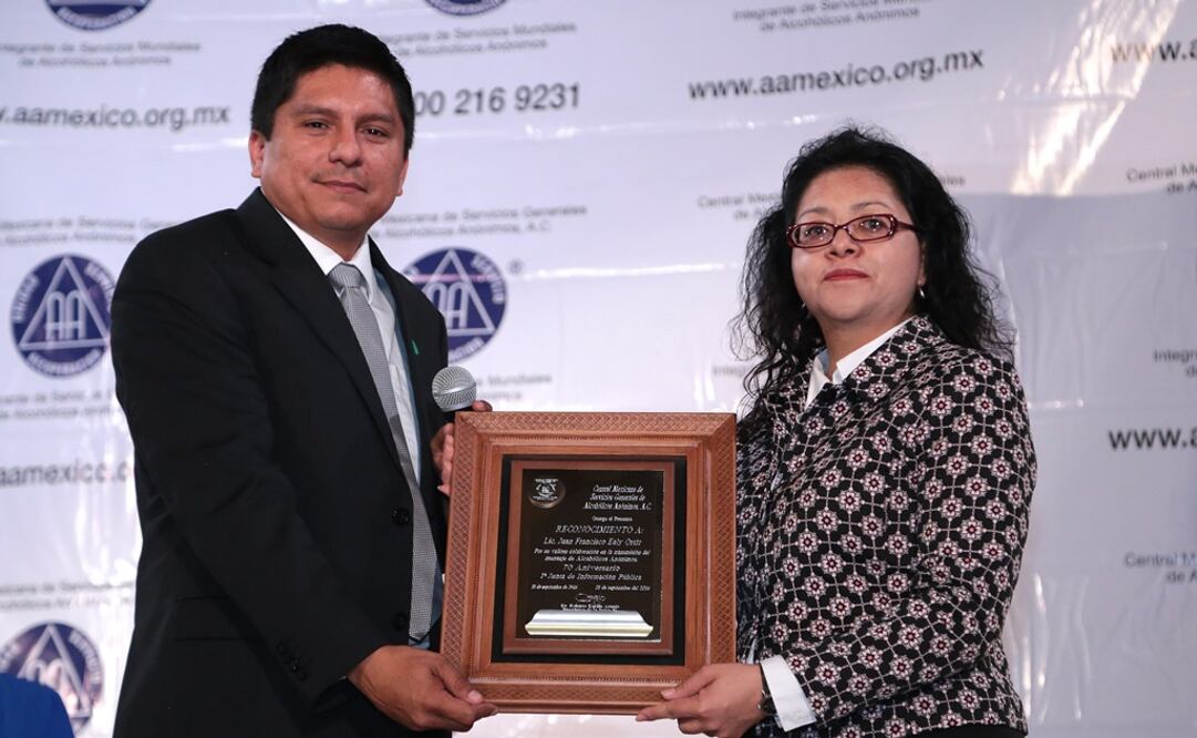 Se otorgó un reconocimiento a EL UNIVERSAL, que este año cumple su centenario, por haber transmitido el mensaje de AA desde sus orígenes. Recibe Nurit Martínez, editora de Sociedad y Justicia de esta casa editorial. /