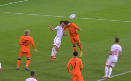 Futbolista sufre brutal cabezazo en el Holanda vs España