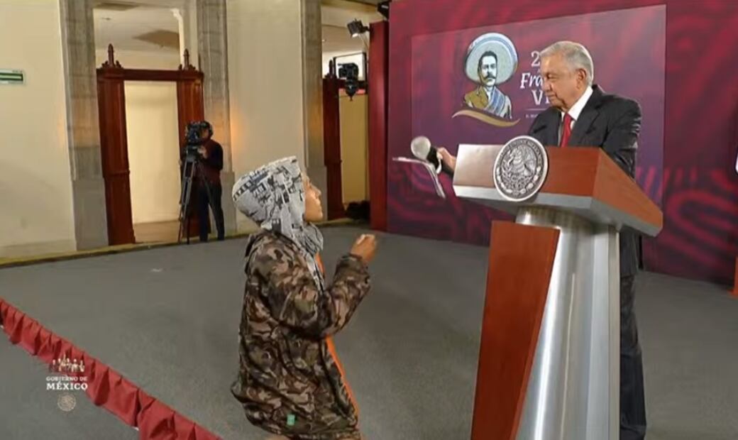Una mujer irrumpe en la mañanera del presidente López Obrador. Foto: Captura de pantalla.