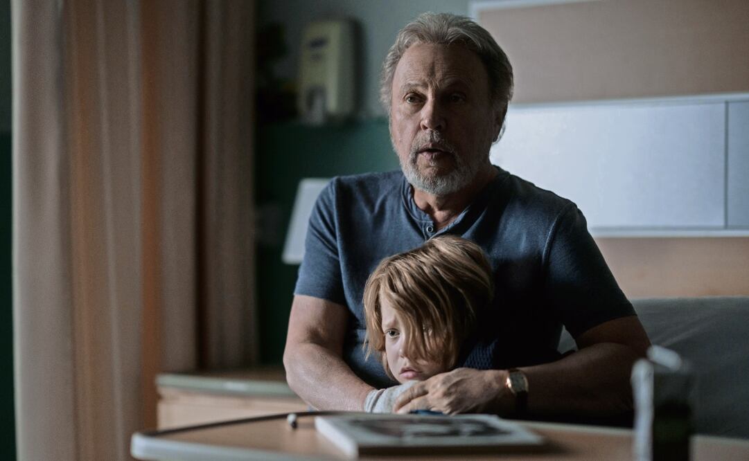 Eli (Billy Crystal) conoce a Noah, interpretado por el joven actor de 11 años, Jacobi Jupe. Noah llega un día a la puerta de Eli e intenta salvarlo de su propio destino. Foto: APPLE TV+