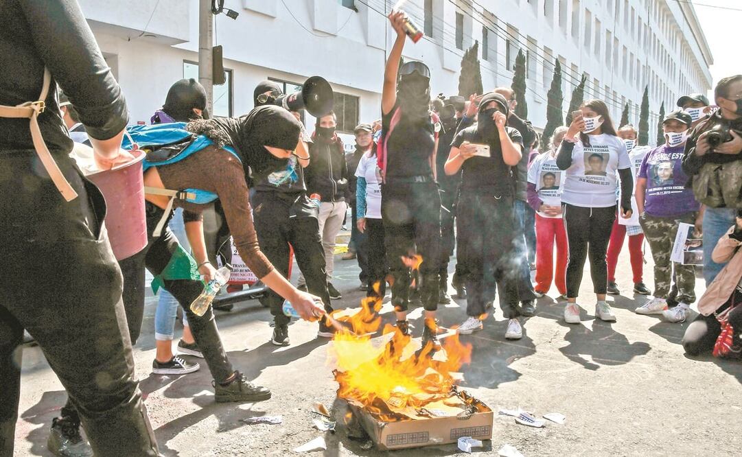 El viernes pasado, feministas ingresaron a las instalaciones del búnker de la FGJ-CDMX y quemaron varios expedientes. Foto: ARCHIVO EL UNIVERSAL