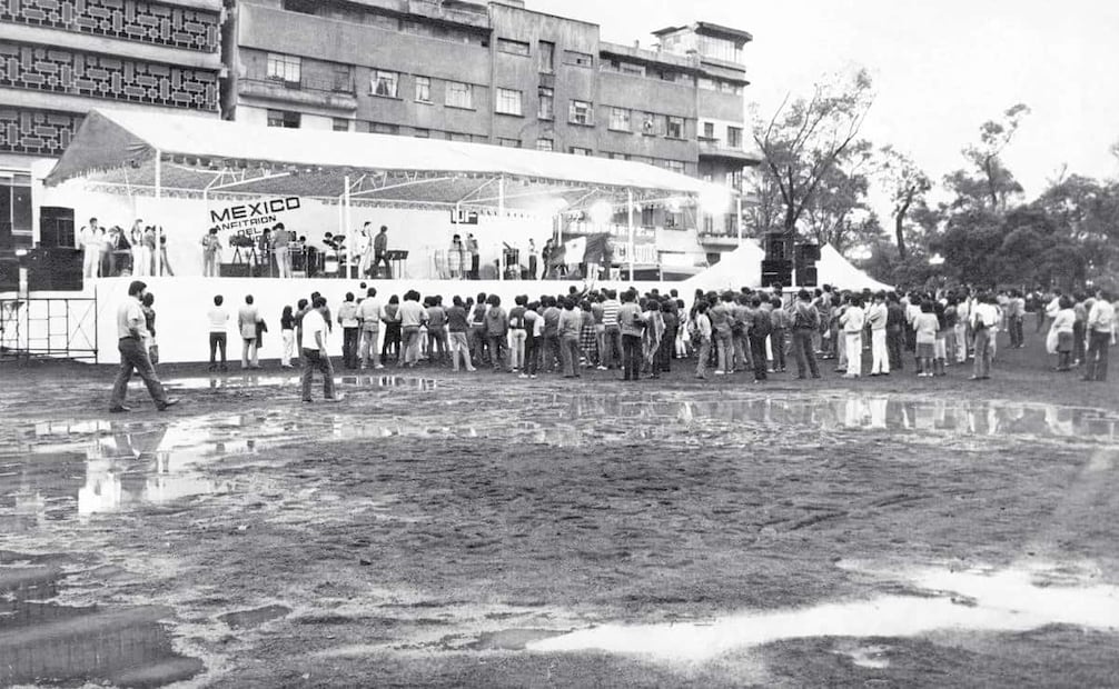 Templete para la “sana diversión” colocado en la Plaza de la Solidaridad, 21 de junio de 1986. Eran pocos los aficionados que quisieron reconfortarse tras la derrota de la selección ante Alemania Federal. Foto: Archivo EL UNIVERSAL.
