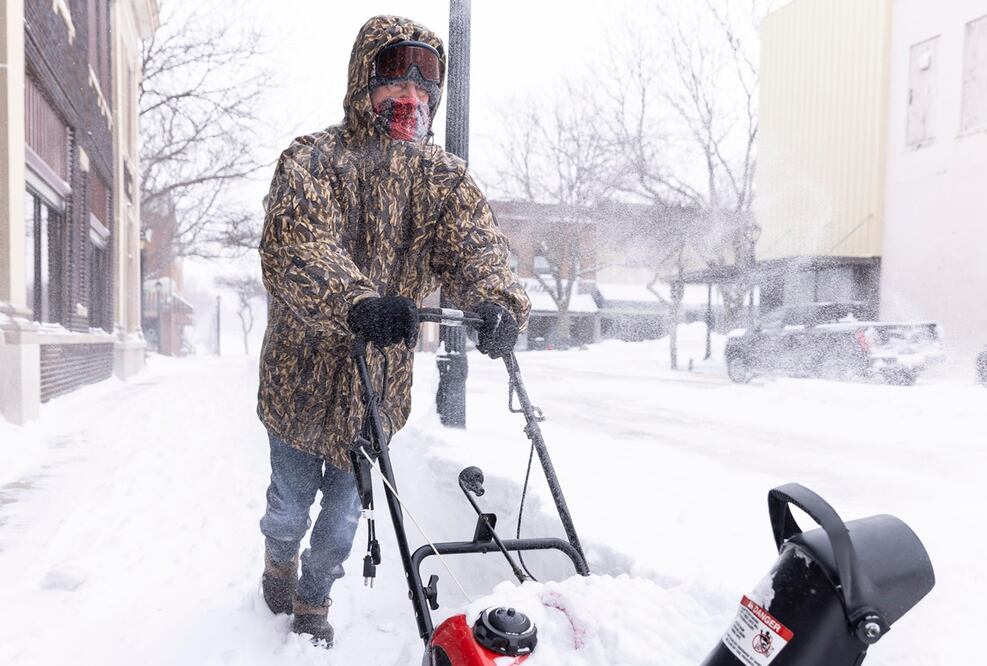 Tom Thomsen, de Atlantic, Iowa, limpia una acera con un quitanieves mientras las temperaturas caían a niveles peligrosos de frío debido a una masa de aire ártico después de una tormenta de nieve el día anterior, en Atlantic, Iowa, Estados Unidos. Foto: EFE
