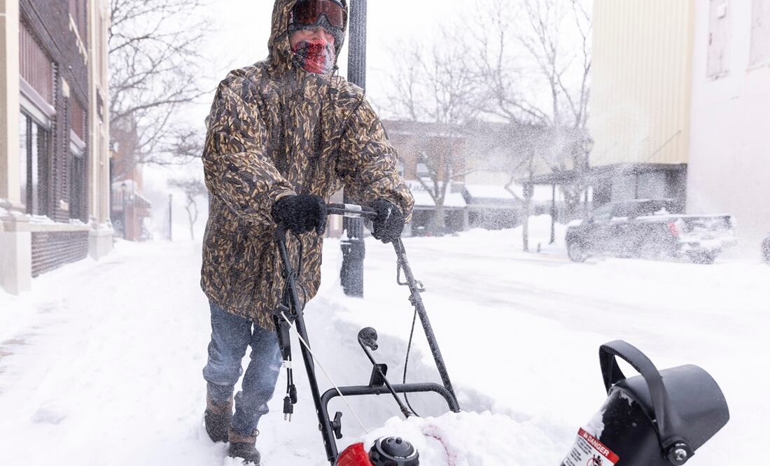 Tom Thomsen, de Atlantic, Iowa, limpia una acera con un quitanieves mientras las temperaturas caían a niveles peligrosos de frío debido a una masa de aire ártico después de una tormenta de nieve el día anterior, en Atlantic, Iowa, Estados Unidos. Foto: EFE/Archivo
