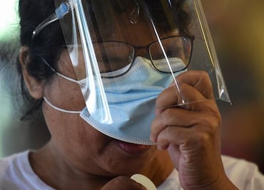 Caretas de plástico, ineficaces para detener al Covid-19, dice estudio en Japón