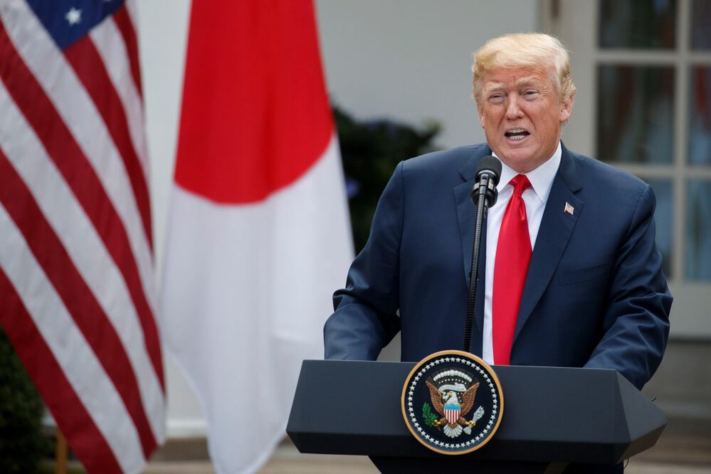 El presidente estadounidense, Donald J. Trump, ofrece una rueda de prensa junto al primer ministro japonés, Shinzo Abe, durante su encuentro en la Casa Blanca, en Washington, DC (Foto: EFE)