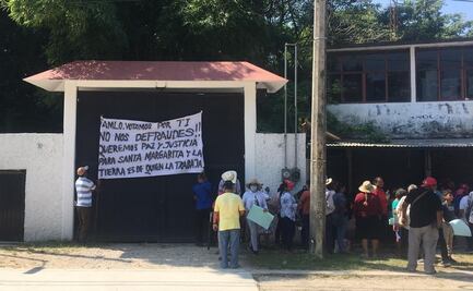 Previo al festejo de cumpleaños de AMLO, pobladores piden ayuda afuera de su quinta