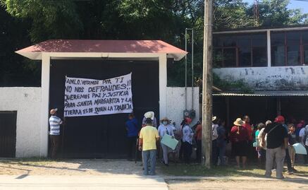 Previo al festejo de cumpleaños de AMLO, pobladores piden ayuda afuera de su quinta