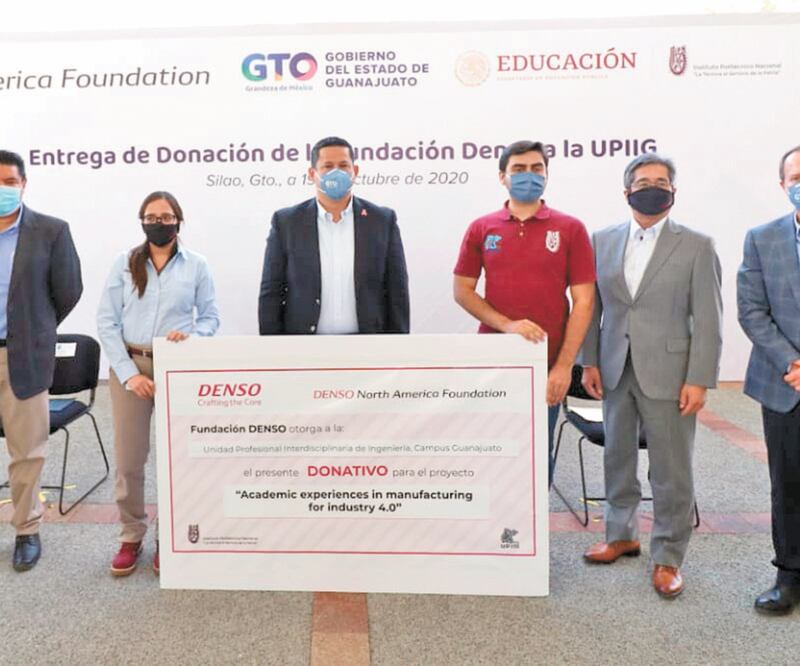 La Fundación DENSO North America entregó un donativo por 100 mil dólares a la (UPIIG) del IPN en presencia del gobernador (centro). Foto: Especial