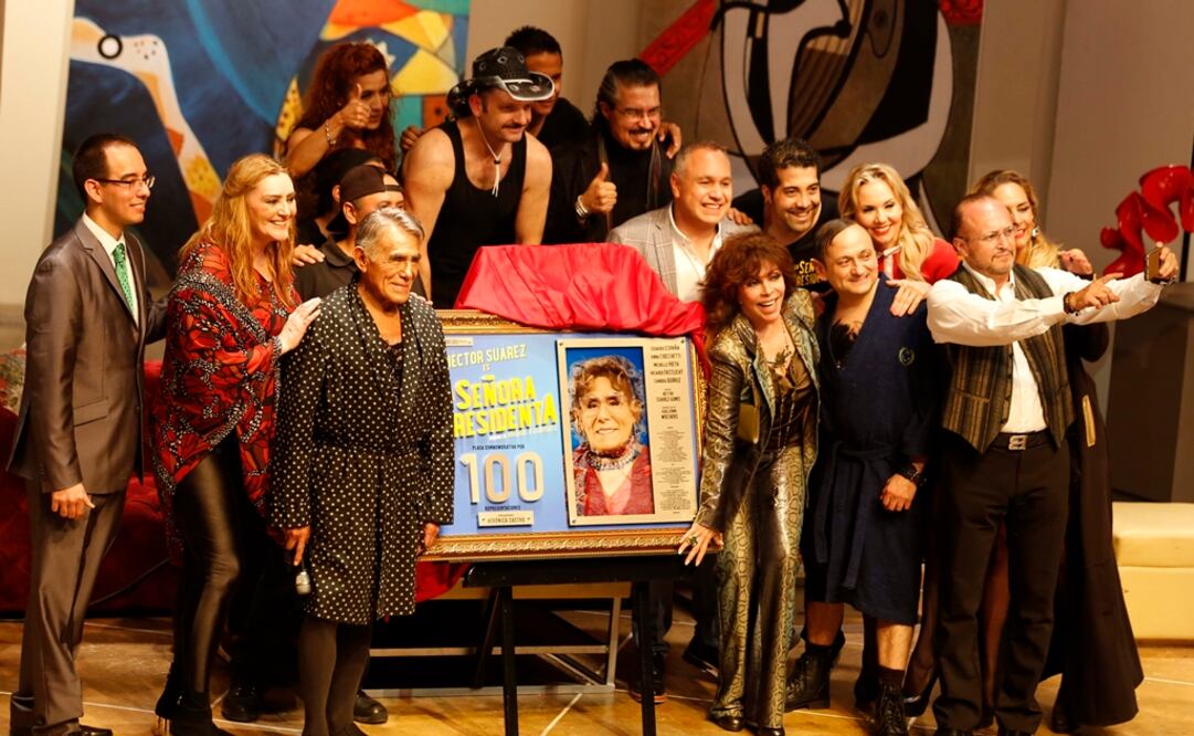 Tras la develación de placa de "La señora presidenta", guardaron luto por la empresaria teatral Fela Fábregas. Foto: Agustín Salinas / EL UNIVERSAL